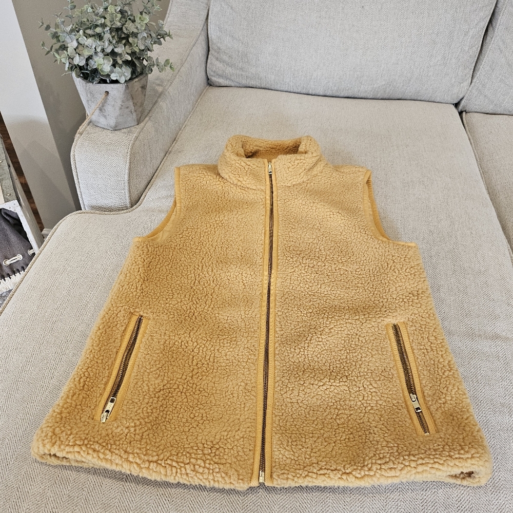 Almost new J.Crew sherpa fleece vest Small